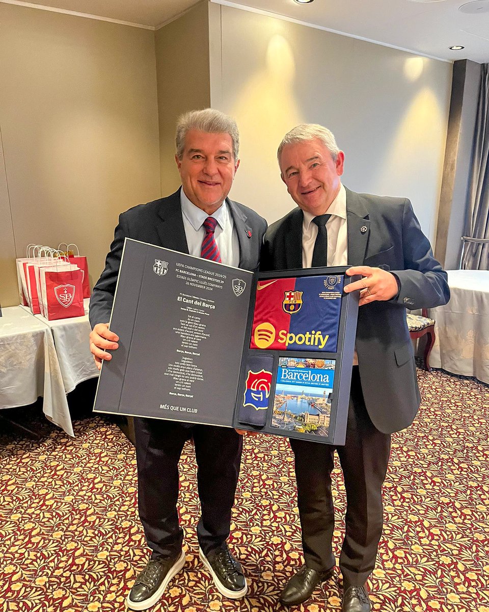 ActuL1_'s tweet photo. Joan Laporta 🇪🇸 x 🇫🇷 Denis Le Saint

Le Barça avec le Stade Brestois. 🥹❤️🤍

📸 @SB29 https://t.co/1cPfxYRlTa