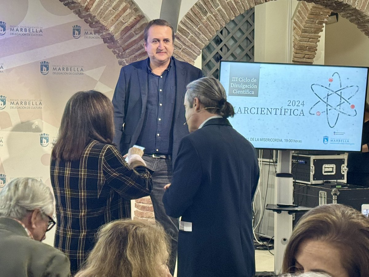 PlanetaExplora's tweet photo. A punto de comenzar #MarCientifica en @marbellacultura con @DaniEPAP y @brionesci la charla: Las dos caras de la química….expectantes!! Gracias por estas cosas. https://t.co/gwuu0Hd2V4