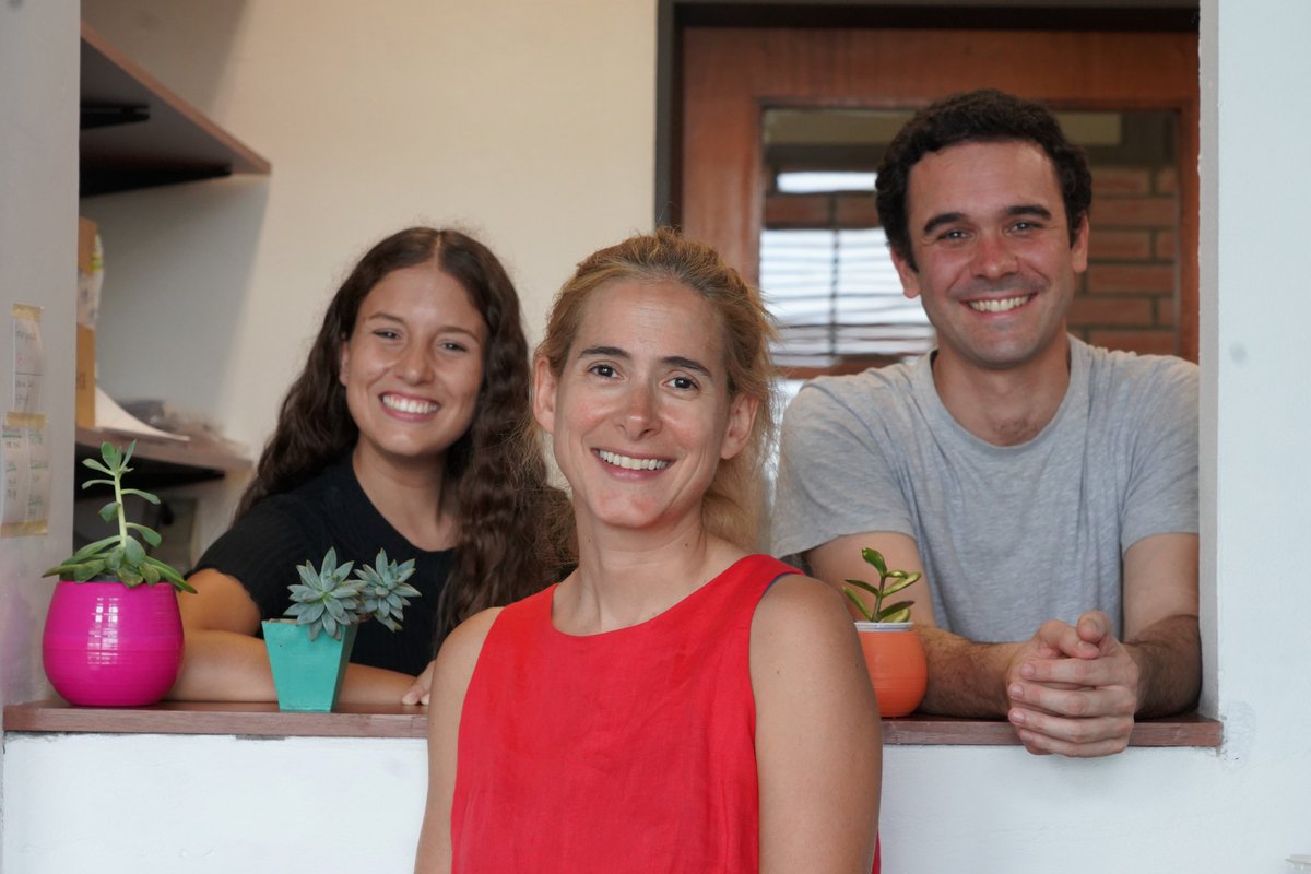 Exactas_UBA's tweet photo. 🧫Un equipo multidisciplinario de la Argentina identificó un pequeño grupo de genes que permite pronosticar con precisión cómo progresará un tumor de próstata. Ahora, trabajan en el desarrollo de un kit diagnóstico económico. El proyecto fue reconocido en dos concursos.

🥼“Todavía hoy, el cáncer de próstata se sigue diagnosticando con métodos que no son lo suficientemente precisos y esto deja a muchos hombres en la incertidumbre”, señala Geraldine Gueron, investigadora del @iquibicen.

🧬Utilizando técnicas de machine learning, el equipo logró identificar cuáles son los genes que, como reguladores maestros, controlan el destino celular. Esa “firma genética” está compuesta por un grupo de entre cinco y diez genes clave.

💉“Midiendo el nivel de expresión de nuestra firma de genes se puede generar un score y determinar con gran precisión cuál es el perfil genómico tumoral para cada paciente y, en consecuencia, se puede predecir la sobrevida”, asegura Gueron.

🏥Tras explicar que el kit pronóstico ya fue validado bioinformáticamente de manera exitosa con diferentes sets de datos independientes, Gueron anuncia: “Ya tenemos acuerdos con hospitales públicos y privados para validarlo a nivel clínico”.

Más detalles en la nota de @nex_ciencia: https://t.co/Fdi27kGLqb