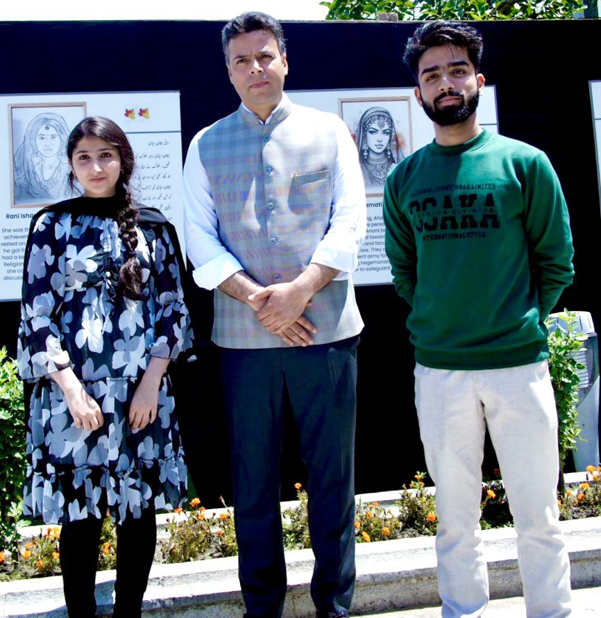 Brajeshk_jha's tweet photo. अपडेट: A exhibition celebrating the contributions of 15 women in drafting the Constitution was held in Srinagar (Aug 17–25) with invaluable support from @srinagaradmin. Specially DC Srinagar @ The Constitution embodies our collective and individual pride. https://t.co/5E9YH2URbB