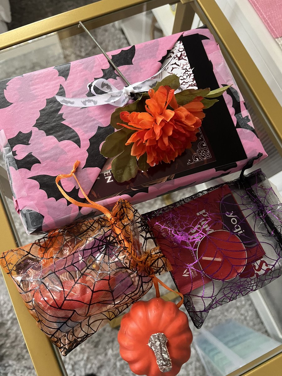 jessiethomas520's tweet image. Packed another book box today! If you want one, there’s still time before the holiday rush—you can find the 🔗 on my profile 🦇🖤

#bookbox #bookswag #booktwt