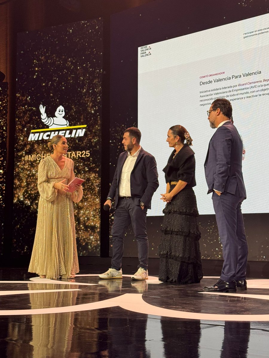 ¡Qué momento tan emotivo! Suben al escenario los chefs <a href="/QiqeDacosta/">Quique Dacosta 🪼🍊</a> <a href="/RicardCamarena/">Ricard Camarena</a>
y #BegoñaRodrigo para compartir los detalles de la inspiradora iniciativa #DesdeValenciaParaValencia. Un ejemplo de solidaridad y cariño. Gracias chefs.

#MICHELINSTAR25 #GuiaMICHELINESP