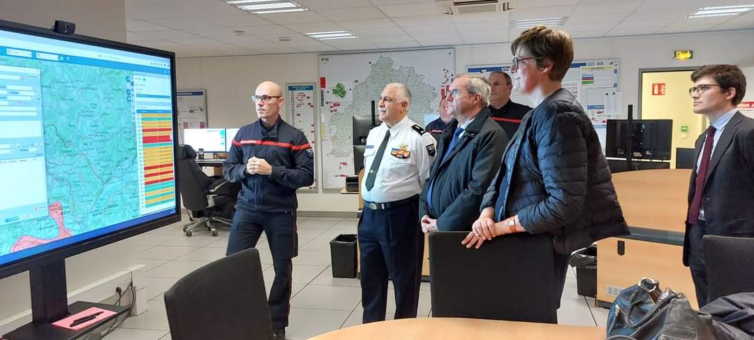 La préfète de la #dordogne, Mme Marie Aubert était en visite ce soir chez <a href="/pompiers24/">SDIS 24</a>
Elle a été accueillie par le directeur, le Cg <a href="/RiviereRivierea/">Riviere alain</a> &amp; le Président du <a href="/cddordogne/">Dordogne-Périgord, le Département</a> <a href="/germinalpeiro/">Germinal Peiro</a>
↪️ présentation de l'encadrement et visite du centre de traitement d'appel <a href="/Prefet24/">Préfète de la Dordogne 🇫🇷</a>