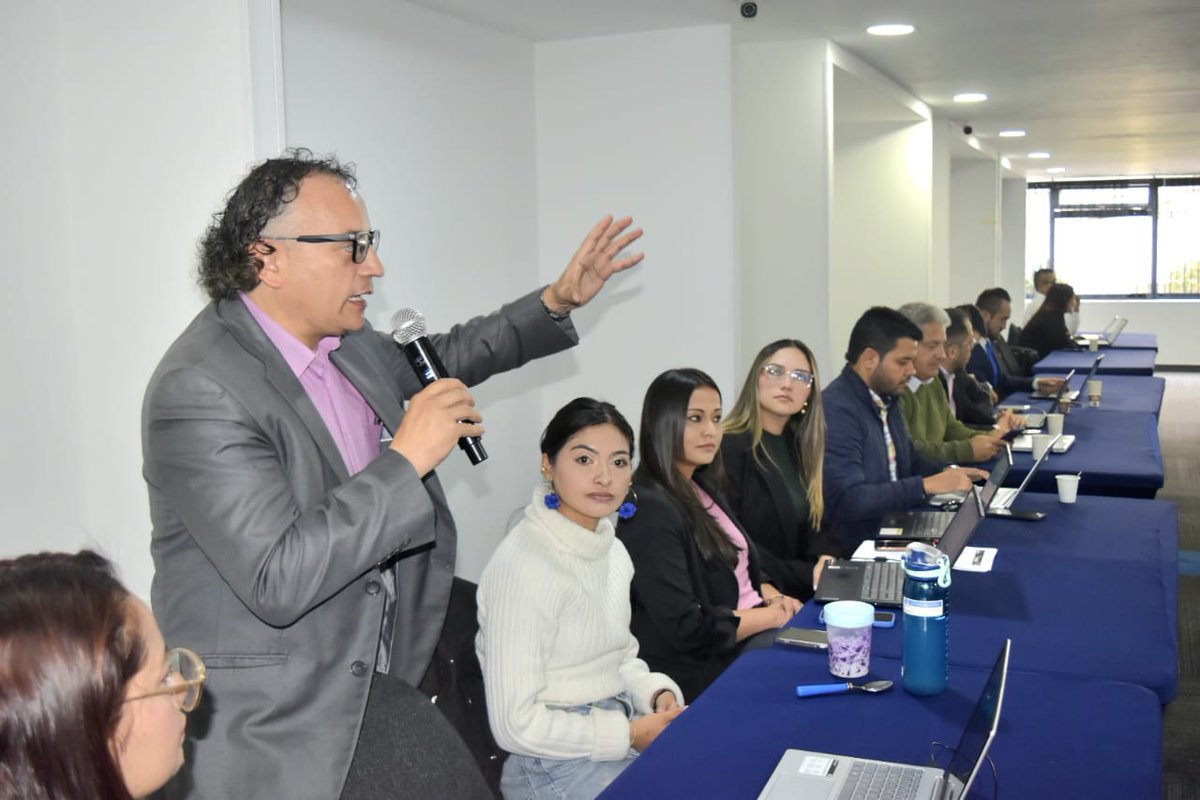 MinInterior's tweet image. Nuestro director para la Democracia, @diegokarachas, socializó la oferta institucional que desde este grupo se tiene para las organizaciones comunales. Desde #ElMinisterioDeLaGente seguiremos trabajando de la mano con los #comunales para continuar fortaleciendo sus capacidades.