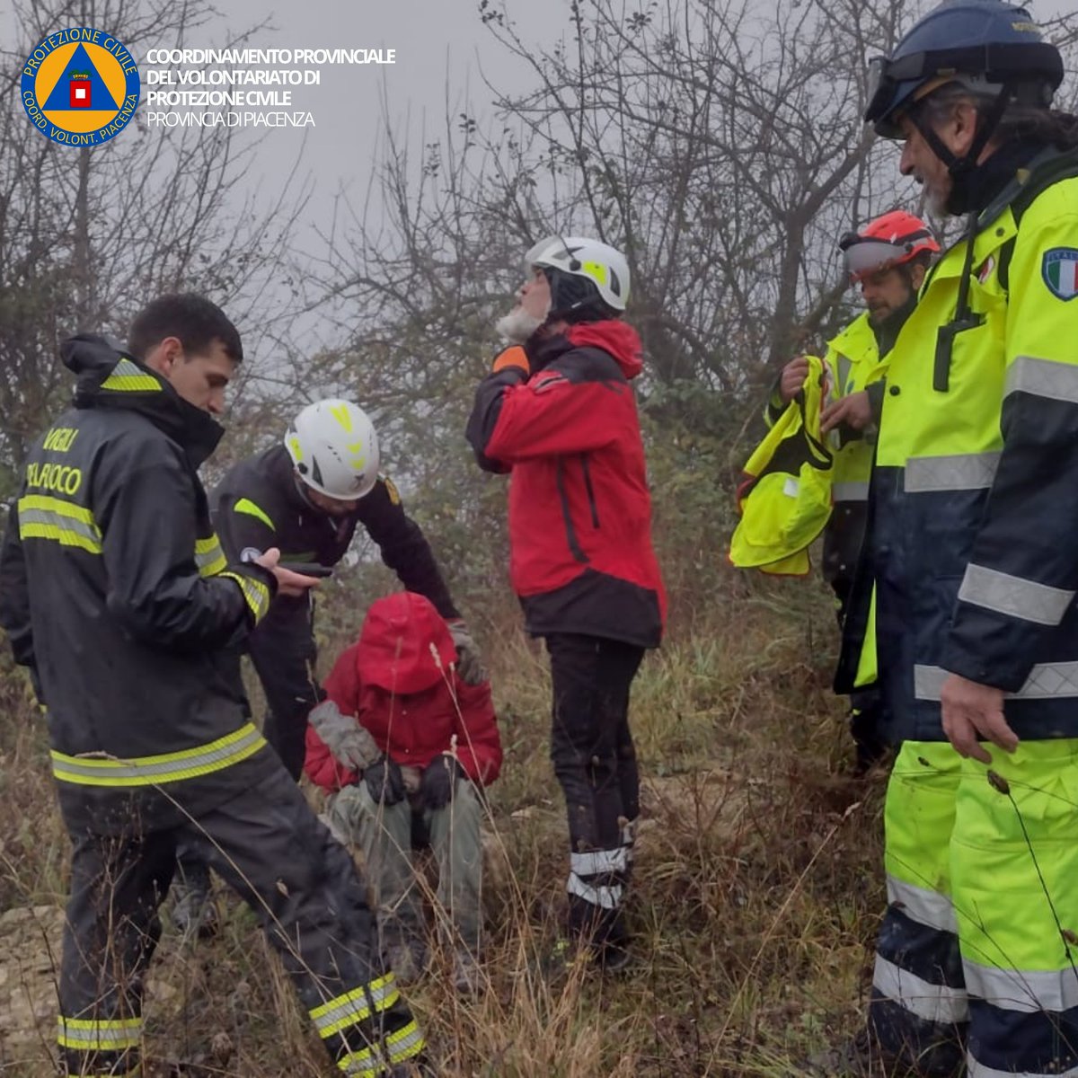 CVPCPiacenza's tweet photo. 📢 Secondo giorno di esercitazione congiunta tra #VigilidelFuoco, #Volontariato di #ProtezioneCivile, #ANPAS e #CroceRossa a Spettine (Piacenza)

#piacenza #EmiliaRomagna #gps #esercitazione #formazione  #addestramento #TLC #radio https://t.co/JLkxt71yvb