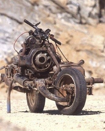 في عام 1993، كان إيميل لوراي، سائق فرنسي في CV2 رحلة عبر صحراء المغرب على متن سيارته من نوع "سيتروين عندما تعرضت سيارته لعطل مفاجئ في منطقة نائية، مما جعله عالقا في مكان بعيد عن أي مساعدة. لم يكن لديه سوى القليل من الموارد، لكنه قرر استخدام مهاراته وذكائه للبقاء على قيد الحياة