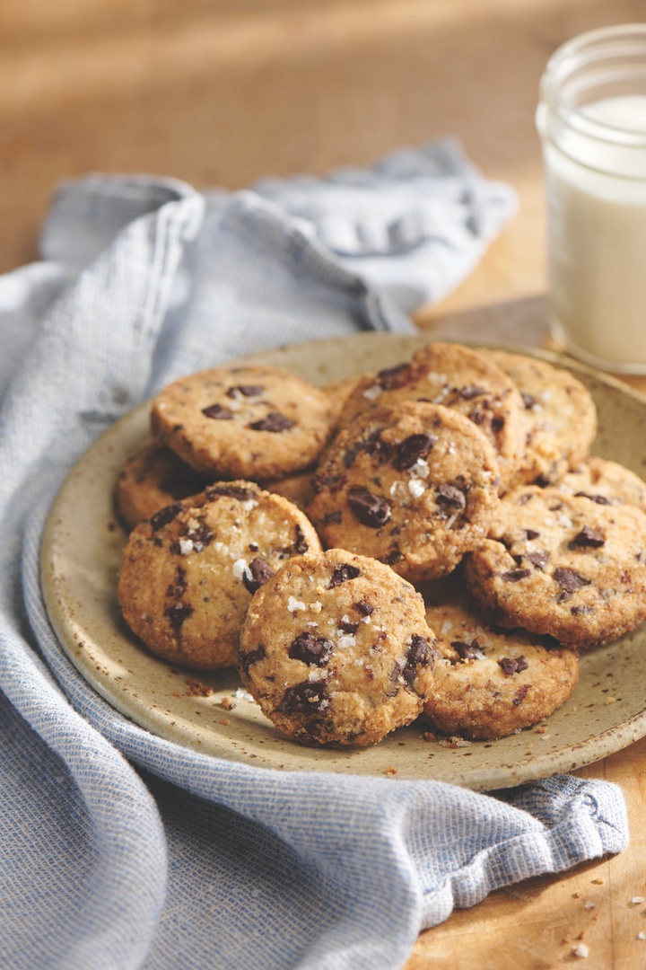 reba's tweet image. The holidays are just a little sweeter when you spend them in the kitchen with family! Swipe to see some of my favorites, including Cowboy Chili and Salted Chocolate Chip Shortbread cookies, from my #NotThatFancy book. Get ahead of your holiday shopping with 46% off for a limited…