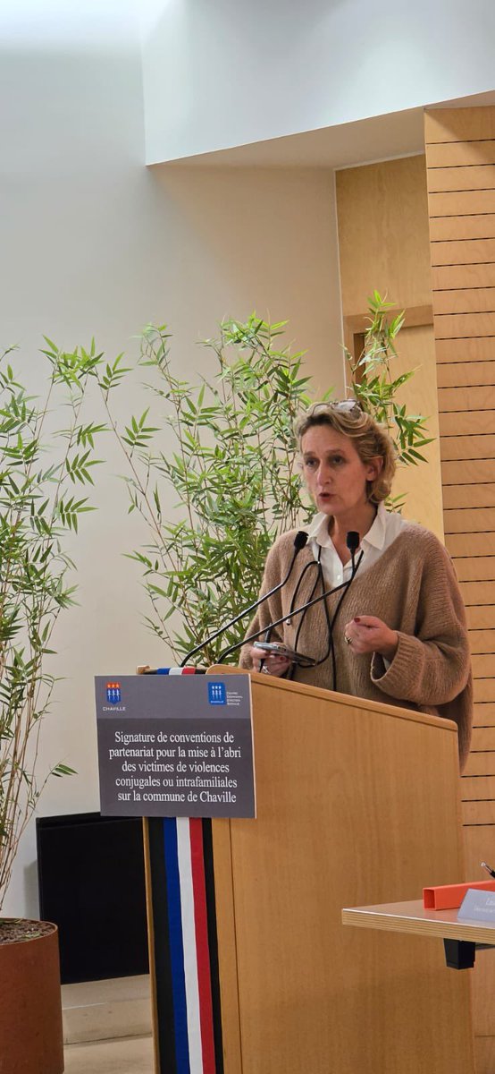 tillyarmelle's tweet image. À l’occasion de la Journée Internationale de Lutte contre les Violences Faites aux Femmes, la Ville de Chaville charte de mise à l’abri des victimes de violences conjugales et intra-familiales en mairie. Ensemble, agissons pour protéger et soutenir. #StopViolences #CCAS