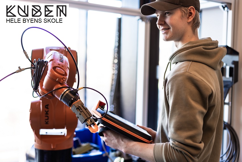 Robotikklinja - 3-årig dobbelkompetanse innen elektronikk, automatisering og robotikk og studiekompetanse med realfag.
Linja kvalifiserer for ingeniørstudier innen bl.a. kybernetikk og robotikk, eller for læretid og fagarbeider innen automatiseringsfaget.
#KUBEN #HELEBYENSSKOLE