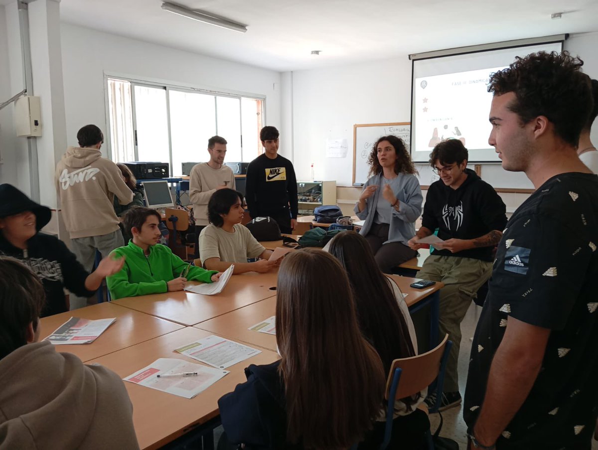 iesAlBaytar's tweet photo. El Aula de Emprendimiento ha realizado una actividad para mejorar la empleabilidad  de los alumnos del ciclo de Sistemas Microinformáticos y Redes.Han aprendido a elaborar un currículum vitae ganador, a gestionar entrevistas y se ha participado en entretenidas dinámicas de grupo. https://t.co/5HxpuLftXu