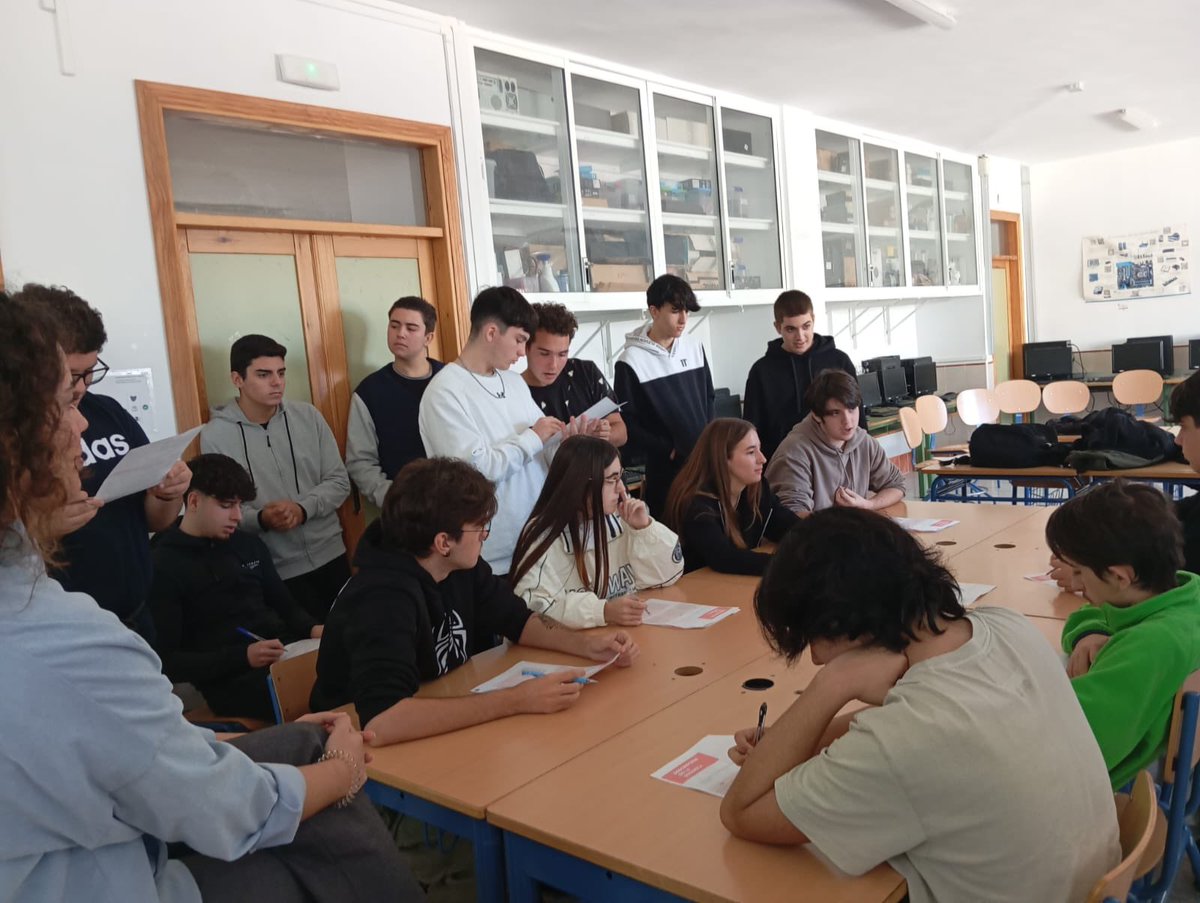 iesAlBaytar's tweet photo. El Aula de Emprendimiento ha realizado una actividad para mejorar la empleabilidad  de los alumnos del ciclo de Sistemas Microinformáticos y Redes.Han aprendido a elaborar un currículum vitae ganador, a gestionar entrevistas y se ha participado en entretenidas dinámicas de grupo. https://t.co/5HxpuLftXu