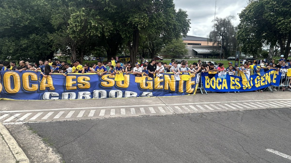 Boca ya está en Córdoba para la semifinal ante Vélez Los hinchas de Boca esperan al plantel en el hotel.