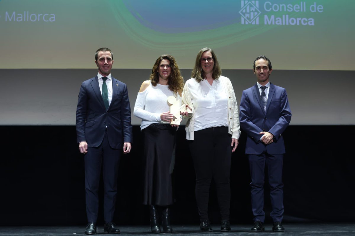 <a href="/gsanchezcifre/">Guillermo Sánchez</a> 🔹 Anam per feina. Aquesta nit repartim 6 premis i 2 reconeixements. Començam amb el Premi a l’Acció Social 2024 categoria Valor Social, que guardona 3 entitats.

🔵 La 1a en recollir el guardó és <a href="/MallorcaIntegra/">Fundacion Mallorca Integra</a> pel projecte 'Integra Esport'.
