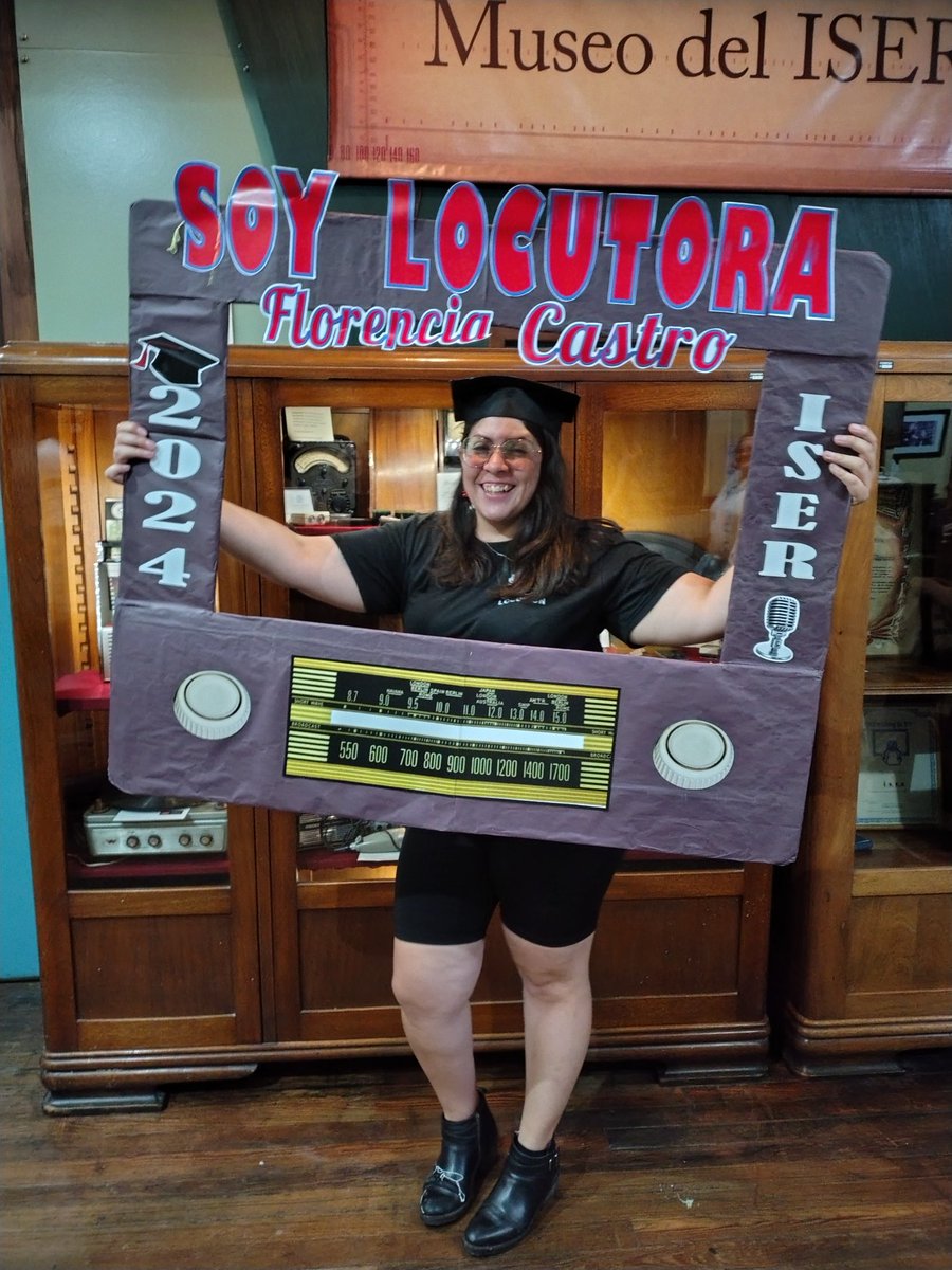floocastro_'s tweet photo. Les regalo dos versiones de la Flor que ayer se recibió de Locutora en ISER.

Sí, señorxs. Soy LOCUTORA.
Y FELIZ ❤️💙🎙️🥹

Gracias a cada unx que me acompañó en este camino que comenzó formalmente hace 3 años, pero fue un sueño de toda la vida.

#Locutora
#Locucion 
#SerVoz https://t.co/HrC54kdZYh