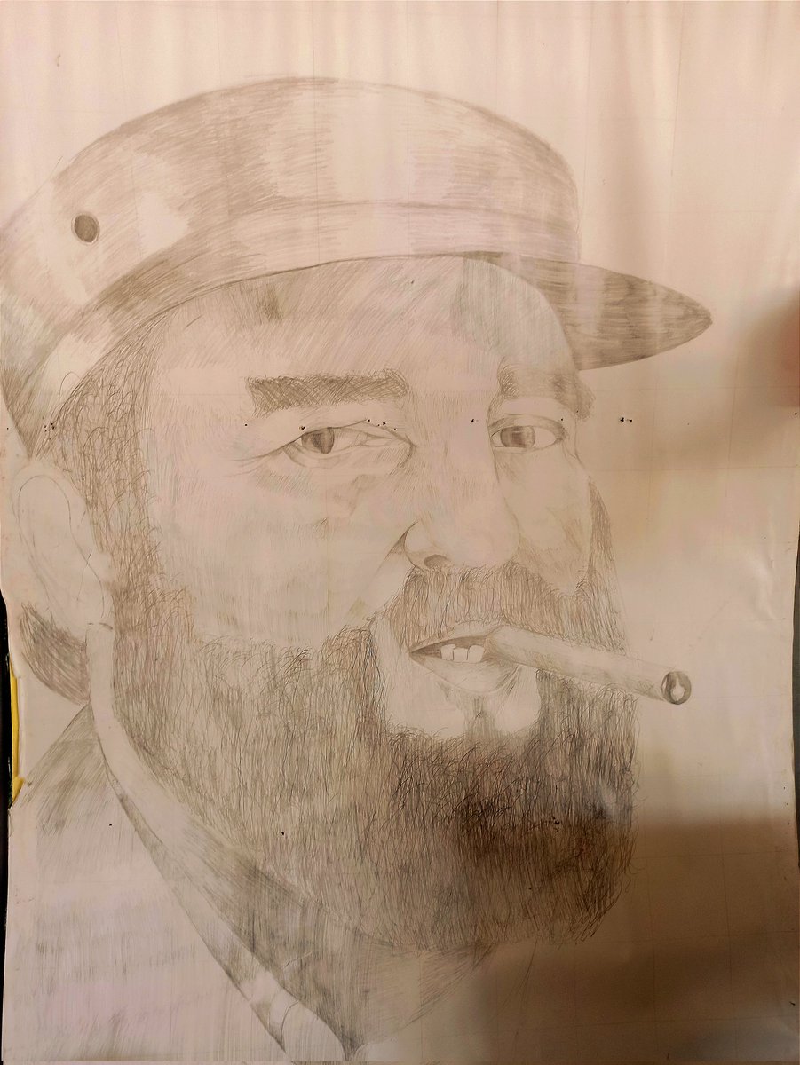 ElVindicadorCu's tweet photo. Un artista empírico quiso hacer un homenaje a Fidel y su esfuerzo merece todo el reconocimiento, lamentablemente la naturaleza no me doto de la habilidad de dibujar, pero al menos si de apreciar y divulgar lo que se hace desde el corazón. #FidelPorSiempre #FidelEntreNosotros https://t.co/ZdnAz9cRSz