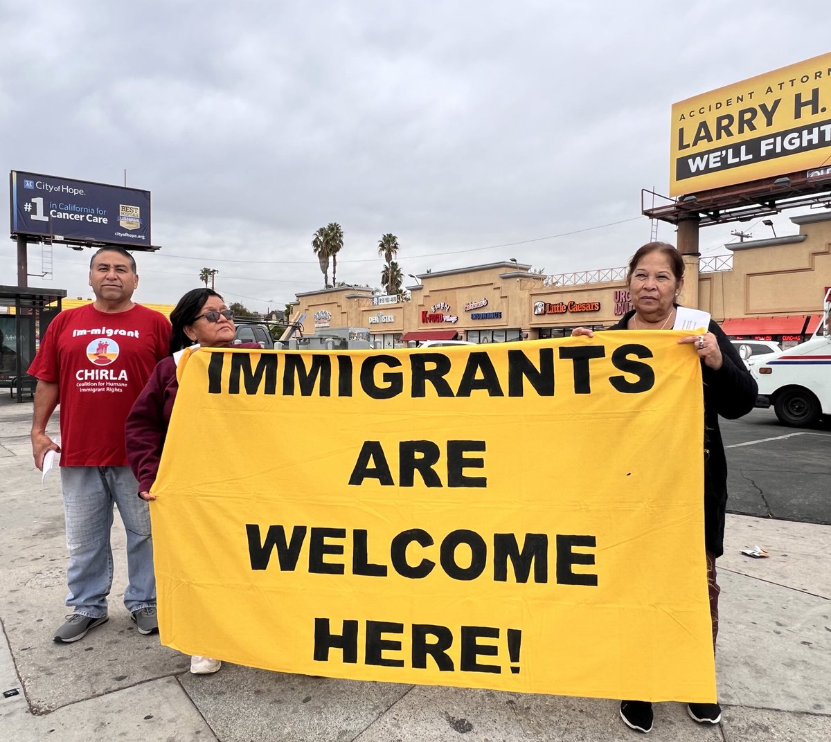 CHIRLA's tweet photo. 📍Canoga Park
Immigrants belong, and we are HERE TO STAY with our families!
We say:
❌NO to family separation
❌NO to mass deportations
☑️YES to citizenship now!
¡Sí se puede! 🦋✊🏽🗣️🫂
#DefyDeportations #MassLegalization #CiudadaníaYa #NoDeportaciones https://t.co/jvnJEijwHB