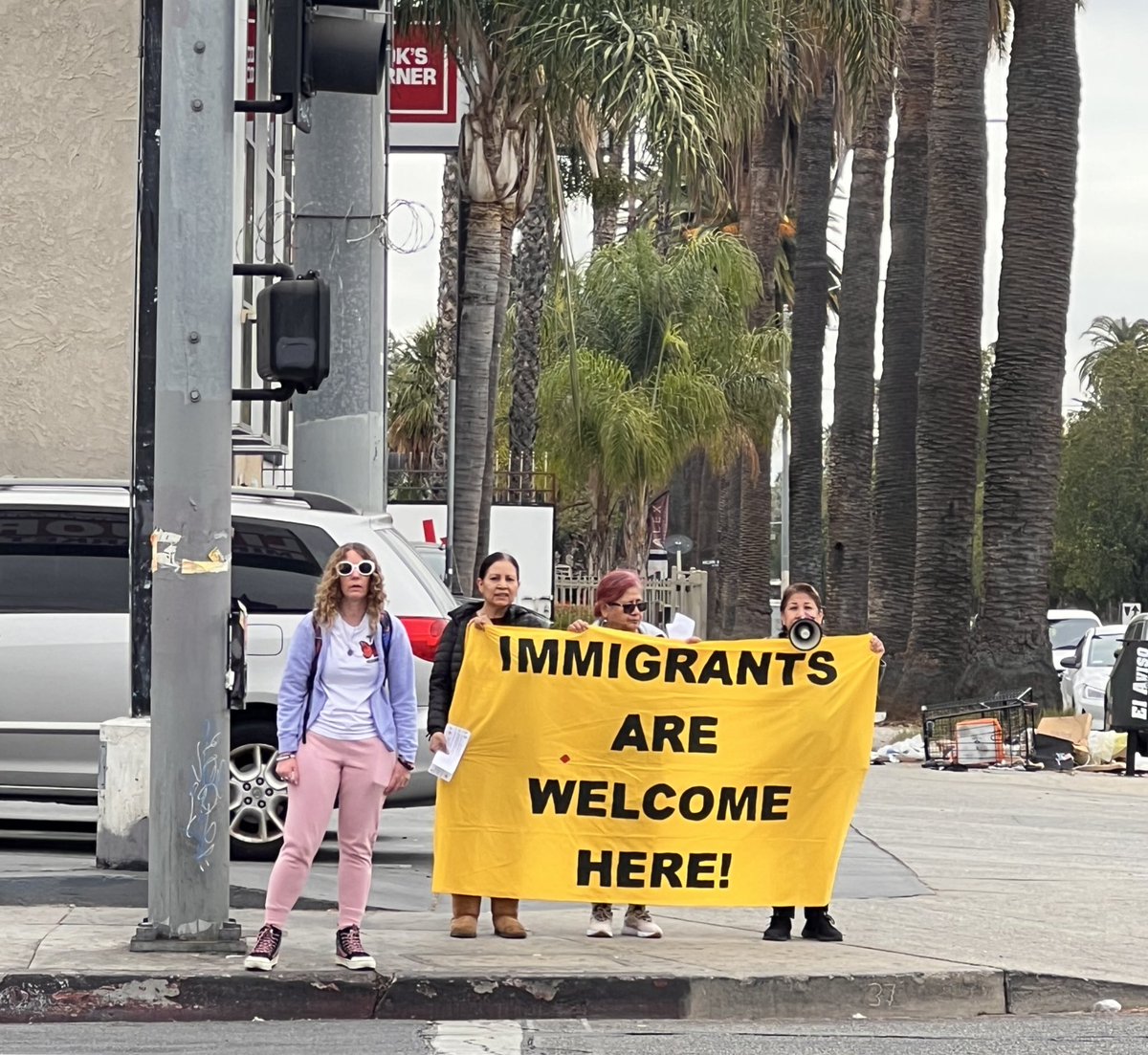 CHIRLA's tweet photo. 📍Canoga Park
Immigrants belong, and we are HERE TO STAY with our families!
We say:
❌NO to family separation
❌NO to mass deportations
☑️YES to citizenship now!
¡Sí se puede! 🦋✊🏽🗣️🫂
#DefyDeportations #MassLegalization #CiudadaníaYa #NoDeportaciones https://t.co/jvnJEijwHB