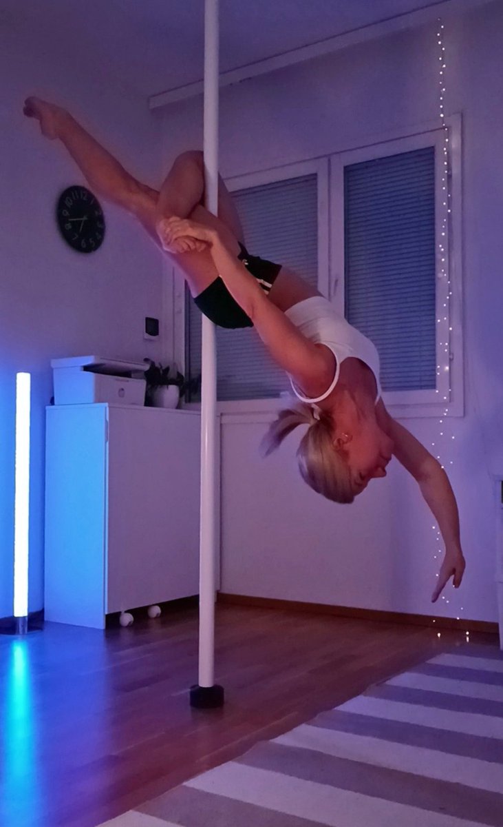 PaulaSaimaalla's tweet image. Kurjalla säällä malttaa harjoitella tankoliikkeitä. Toukokuusta lokakuuhun tankoilut jäi aika vähiin. #tankoakrobatia #tankotanssi