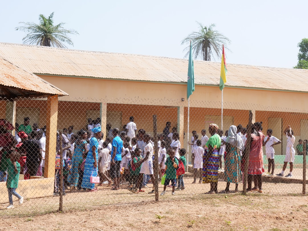 Apoiar a Educação 📚

A Fundação Orange Bissau distribuiu kits escolares às escolas primárias de Cumura e de Cutia, em Mansoa, apoiando centenas de crianças no seu percurso escolar. 
Juntos, continuamos a fazer a diferença! 

#OrangeBissau
#FundaçãoOrange 
#EducaçãoParaTodos