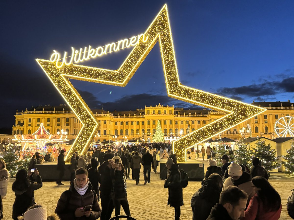 Paulson02's tweet photo. Vienna at Christmas Pt1 https://t.co/paXNmYL6gU