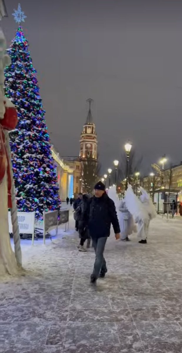 الأن في مدينة روتردام تاني أكبر مدن في هولندا بعد أمستردام
الأجواء الليلة ❤️🌧️☂️
