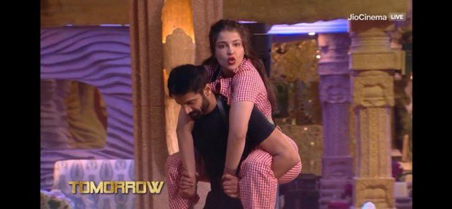 Ashwinthakur_'s tweet image. Janta, do you agree with #EdenRose that jail return #RajatDalal is nothing but a ‘paltu’ and a 10-muh wali naagin? 🤯 First, he betrayed and mocked #ChahatPandey, then told Aish he wants her to be Time God, and turns around to say the same to Eden! 😳 Does anyone else find this