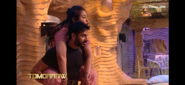 Ashwinthakur_'s tweet image. Janta, do you agree with #EdenRose that jail return #RajatDalal is nothing but a ‘paltu’ and a 10-muh wali naagin? 🤯 First, he betrayed and mocked #ChahatPandey, then told Aish he wants her to be Time God, and turns around to say the same to Eden! 😳 Does anyone else find this