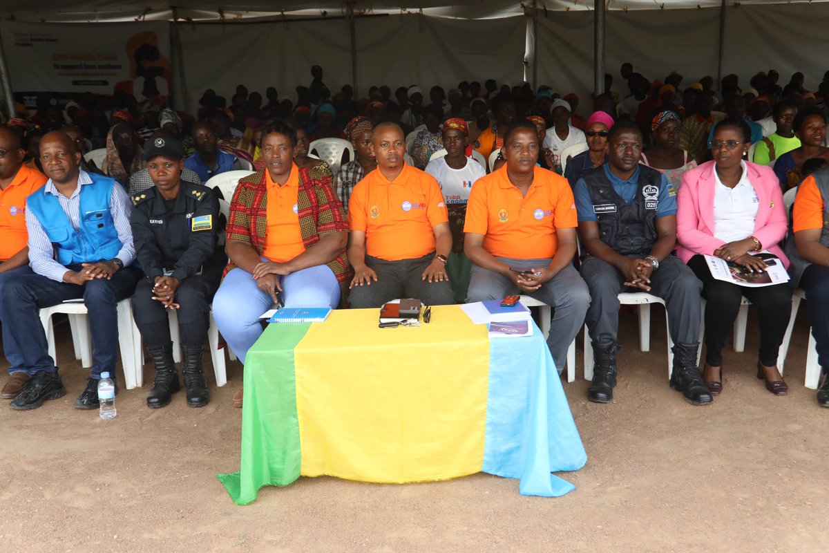 KayonzaDistrict's tweet image. Uyu munsi, Umuyobozi w’Imirimo Rusange mu Karere Mbasha T. David ari kumwe n'inzego z'umutekano n'abafatanyabikorwa, yatangirije ubukangurambaga bw'iminsi 16 yo kurwanya ihohoterwa rishingiye ku gitsina muri #Ndego bwahujwe n’inteko y’abaturage yabereye mu Kagari ka Karambi.  1/3