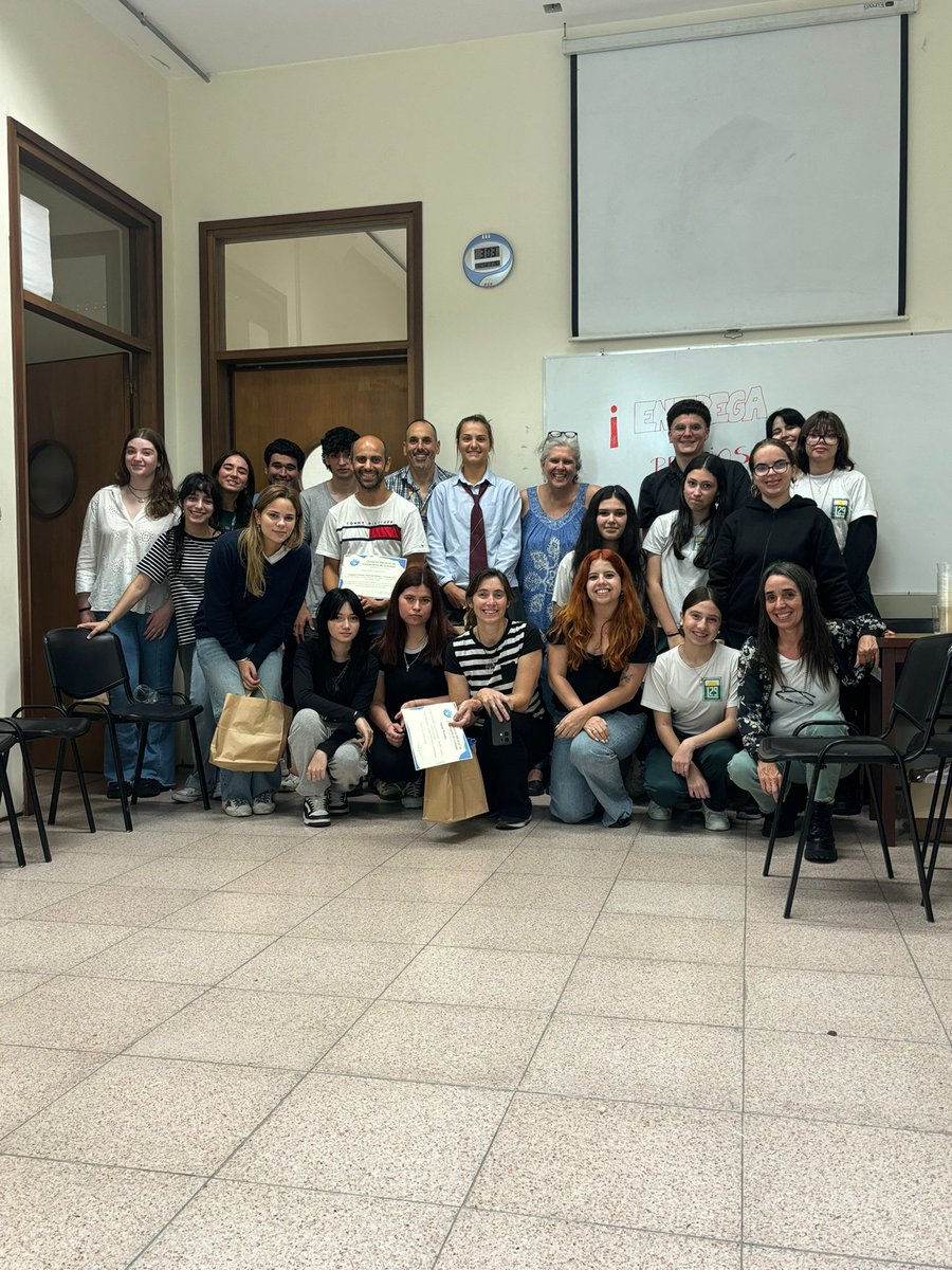 cnccfquy's tweet photo. Con el "Químico por 1 día", premio principal del CNCC y la entrega de premios de Categoría 1 a las ganadoras se cerró la undécima edición del concurso. Felicitaciones y gracias a todos y todas estudiantes y tutores/as quienes participaron haciendo de este CNCC un nuevo éxito. https://t.co/KUvqJ4V9Hb