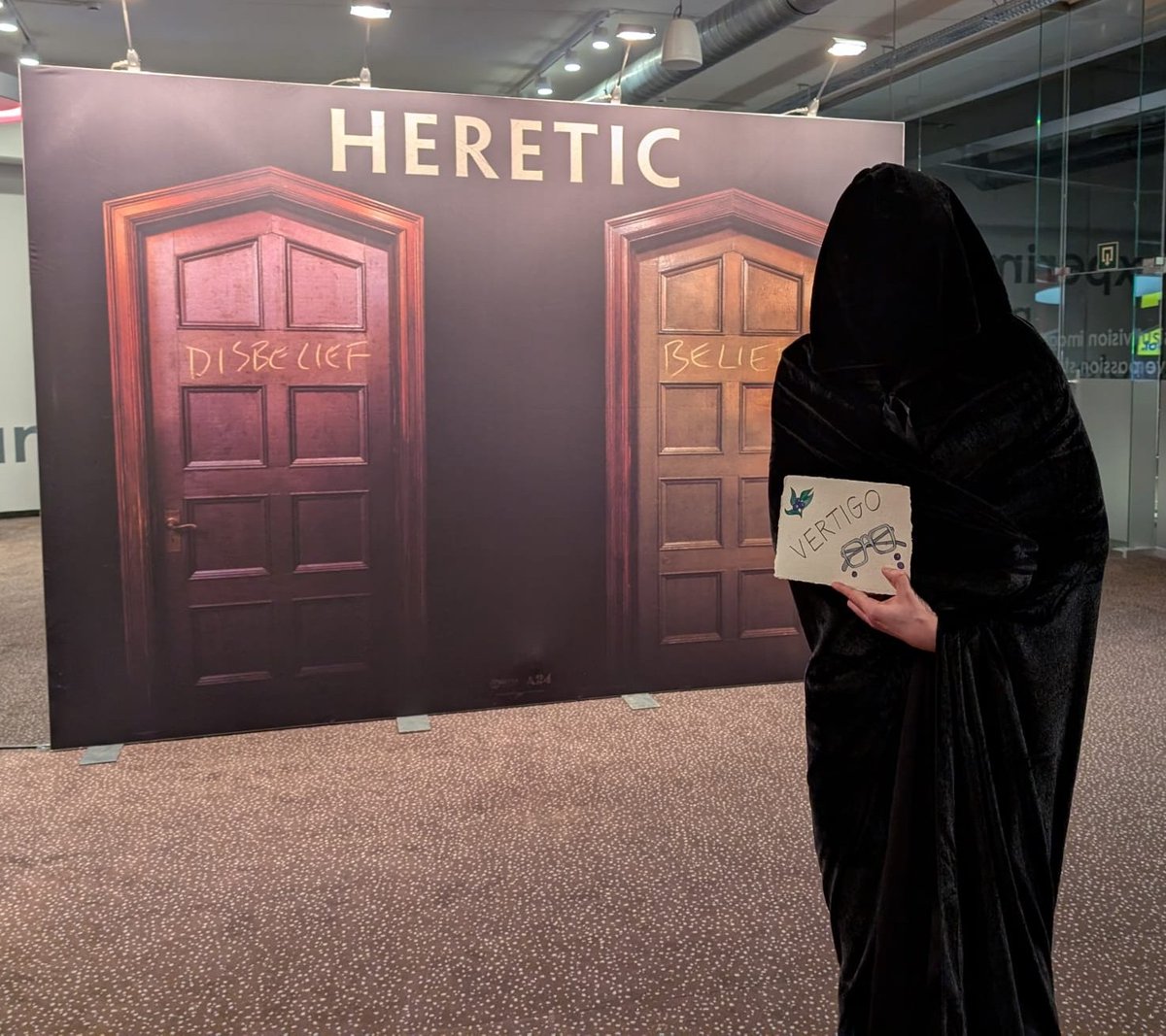 Hier keek ik naar uit! Hugh Grant als slechterik in #Heretic. Benieuwd! Merci <a href="/VERTIGObe/">Vertigo</a>!