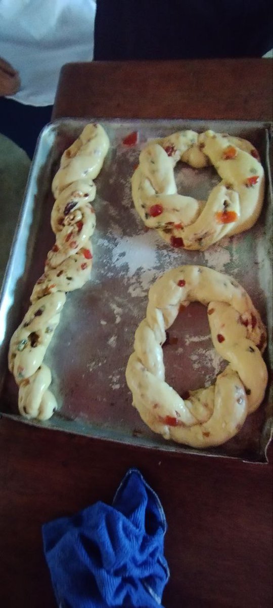 IBarinas21's tweet photo. Habitantes del punto y círculo del CFS Manuelita Sáenz participaron en una micro certificación de Elaboración de platos navideños, con preparación de pan de jamón, cupcakes, torta negra y panettone. Maestra Tabatha Román.

#AprendeLaTécnica
#LaTécnicaQueInspira https://t.co/VPPdkaq2xP