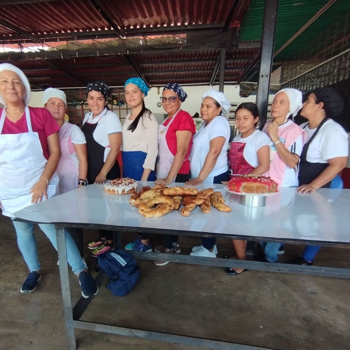 IBarinas21's tweet photo. Habitantes del punto y círculo del CFS Manuelita Sáenz participaron en una micro certificación de Elaboración de platos navideños, con preparación de pan de jamón, cupcakes, torta negra y panettone. Maestra Tabatha Román.

#AprendeLaTécnica
#LaTécnicaQueInspira https://t.co/VPPdkaq2xP