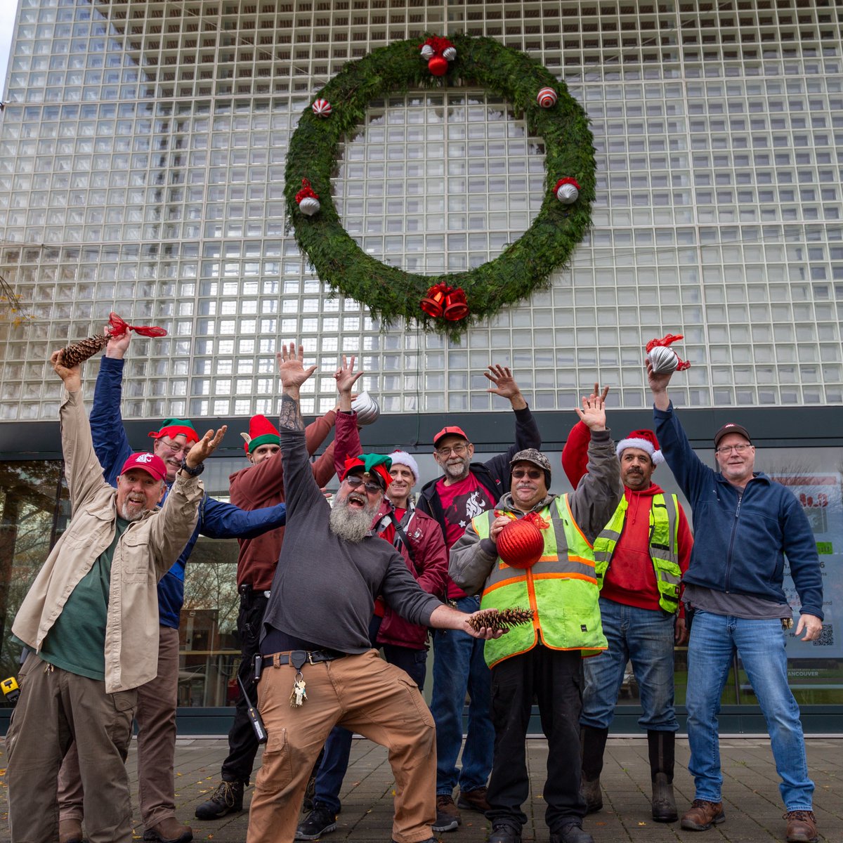 WSUVancouver's tweet photo. π The holiday wreath on the Multimedia Classroom Building was made with campus greenery by our amazing Grounds Crew!
Thank you to Facilities Services for spreading holiday cheer. Happy holidays, VanCougs! β¨ #WSUV #CougPride https://t.co/GCge4MF2fV