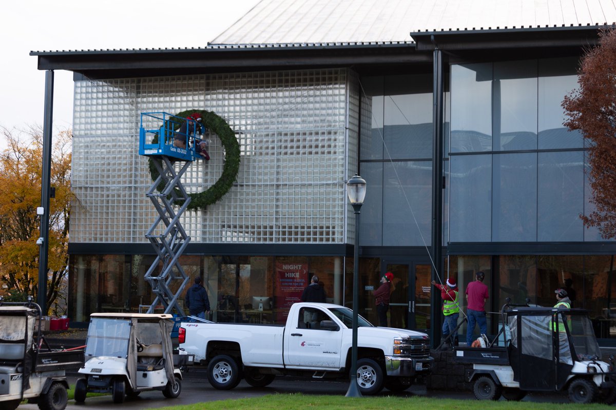 WSUVancouver's tweet photo. π The holiday wreath on the Multimedia Classroom Building was made with campus greenery by our amazing Grounds Crew!
Thank you to Facilities Services for spreading holiday cheer. Happy holidays, VanCougs! β¨ #WSUV #CougPride https://t.co/GCge4MF2fV