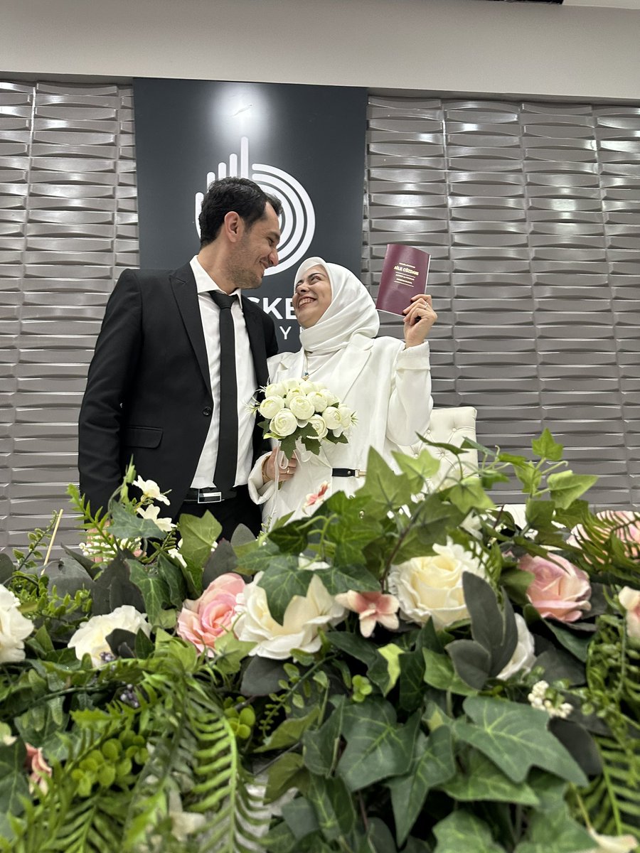 Mervecnr18's tweet photo. @MucahitKayis ‘Bir gün evlenmeye karar verirsem, bu senden başkası zaten olmayacak’ demişti. Yıllar geçti, herkes unuttu ama o sözünü tuttu🧡

Biz evlendik😍

#231124 https://t.co/aTMGPalqQM