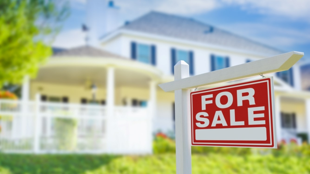 dr7912's tweet photo. 🏠 New #homesales plummeted 17.3% in October as Hurricanes Helene and Milton took their toll, with the South seeing a 27.7% drop. Rising #mortgage rates added to the challenge. @YelenaMaleyev: “We expect supply challenges to continue into 2025.” https://t.co/3Kx56xSXLW https://t.co/JzjIAA2VPp