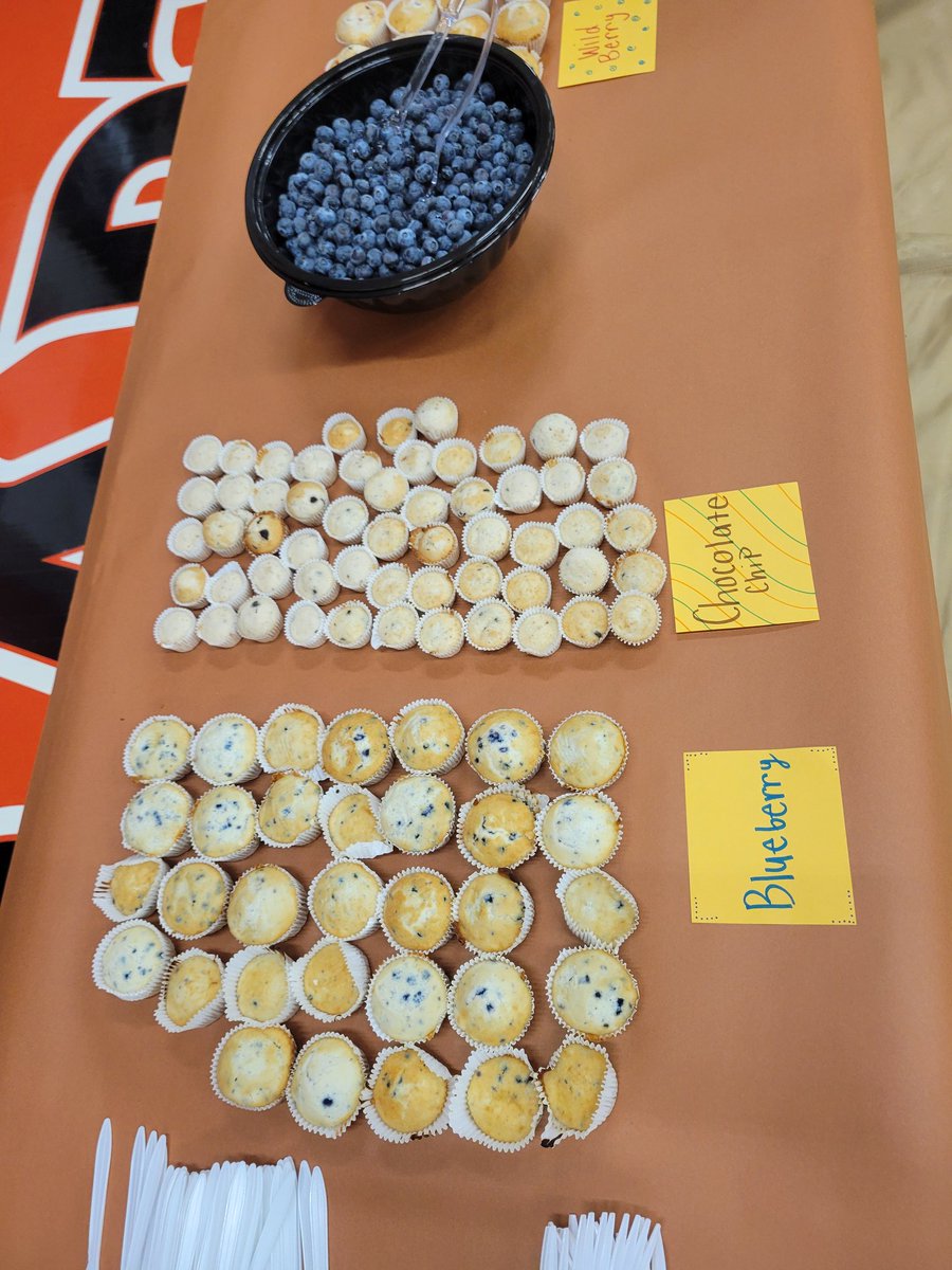 Anderson_FCS's tweet photo. Very honored to have all my students' skills showcased at Grandparent's Day. #CookingClass #AHSisFamily #2000muffins #FruitForDays https://t.co/bGvEO1Qn0o