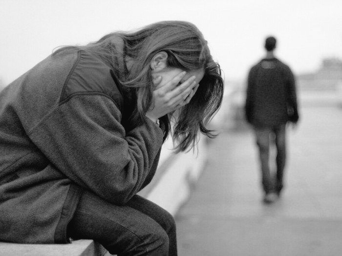 لأن خسارة شخص كان نصفه فقط ، هو الفوز  ؛ فإنه لا يمكن إضفاء طابع رومانسي على الألم والحسرة والتردد إلى هذا الحد ... ندمر احترامنا لذاتنا❗