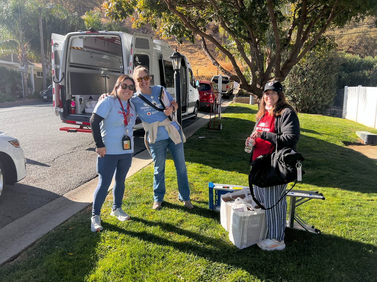 RedCrossNorCal's tweet photo. Earlier this month, our volunteers installed free smoke alarms in the Contra Costa county town of Clayton, making dozens of homes safer from home fires. Lots of us will be cooking up a storm this week for the Thanksgiving holiday, so make sure your smoke alarms work to stay safe! https://t.co/DwSI3TA7wv