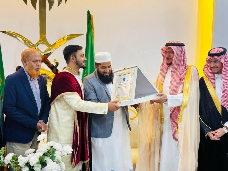 قبل أيام ادركت أن الرياض شاعرية للغاية.
ففيها مُجتمعات لا تعرف عنها شيئًا..
عاداتهم، تقاليدهم، وحتى طريقة زواجاتهم
حضرنا لزفاف إبنٍ لأحد أصدقاء الوالد الذي لازمه لـ٣٠ عامًا. فرأيت فرحتهم وابتهاجهم في زواج أحد أبناء هذا المجتمع

وقد سمعت حديثًا لا أعتقد أن بإمكاني سماعه إلا في هذه