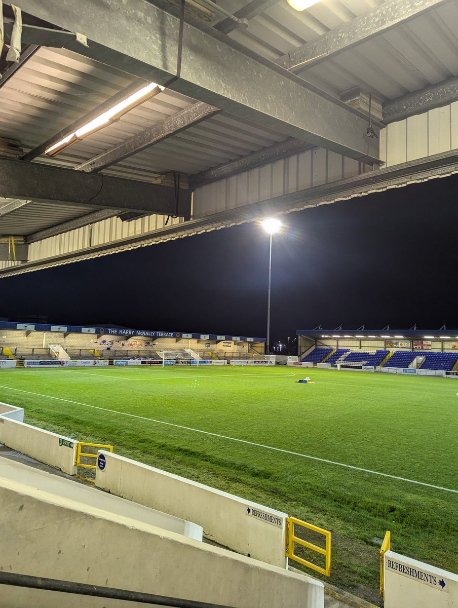Back under the lights and on @SealsLive tonight as the blues welcome Oxford City to the Deva Stadium. Join myself and Phil T from 7:30pm.