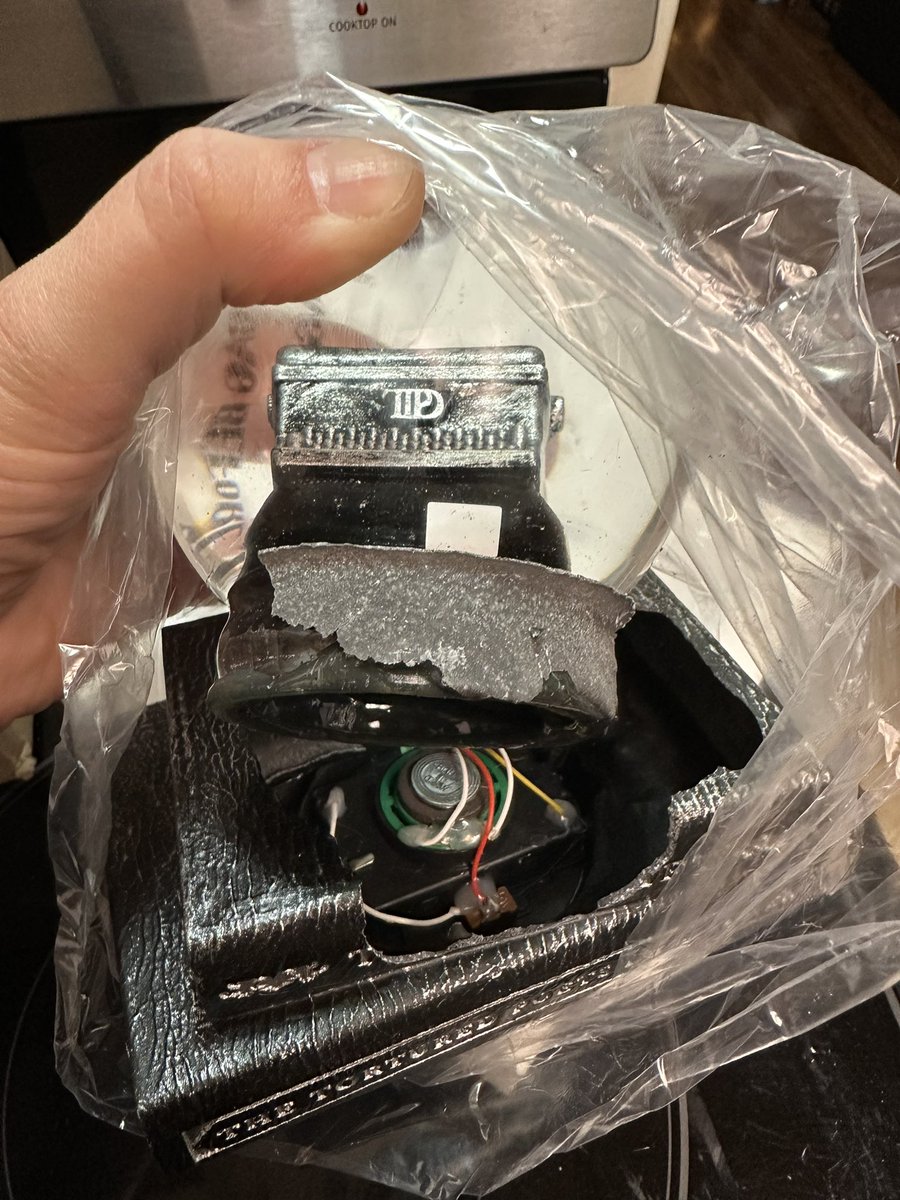 $50 for a broken snowglobe. Do better <a href="/UMG/">Universal Music Group</a> <a href="/taylornation13/">Taylor Nation</a> 😭