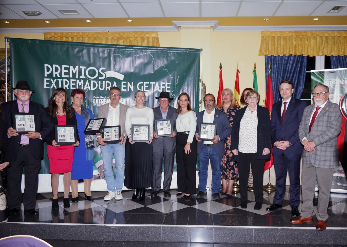 Fotos de los premiados en la 35º Edición de los Premios "Extremadura en Getafe"
<a href="/DipCaceres/">Diputación d Cáceres</a>
<a href="/aytogetafe/">Ayuntamiento Getafe</a>
<a href="/Junta_Ex/">Junta de Extremadura</a>
<a href="/tiopicho/">El Tío Picho</a>