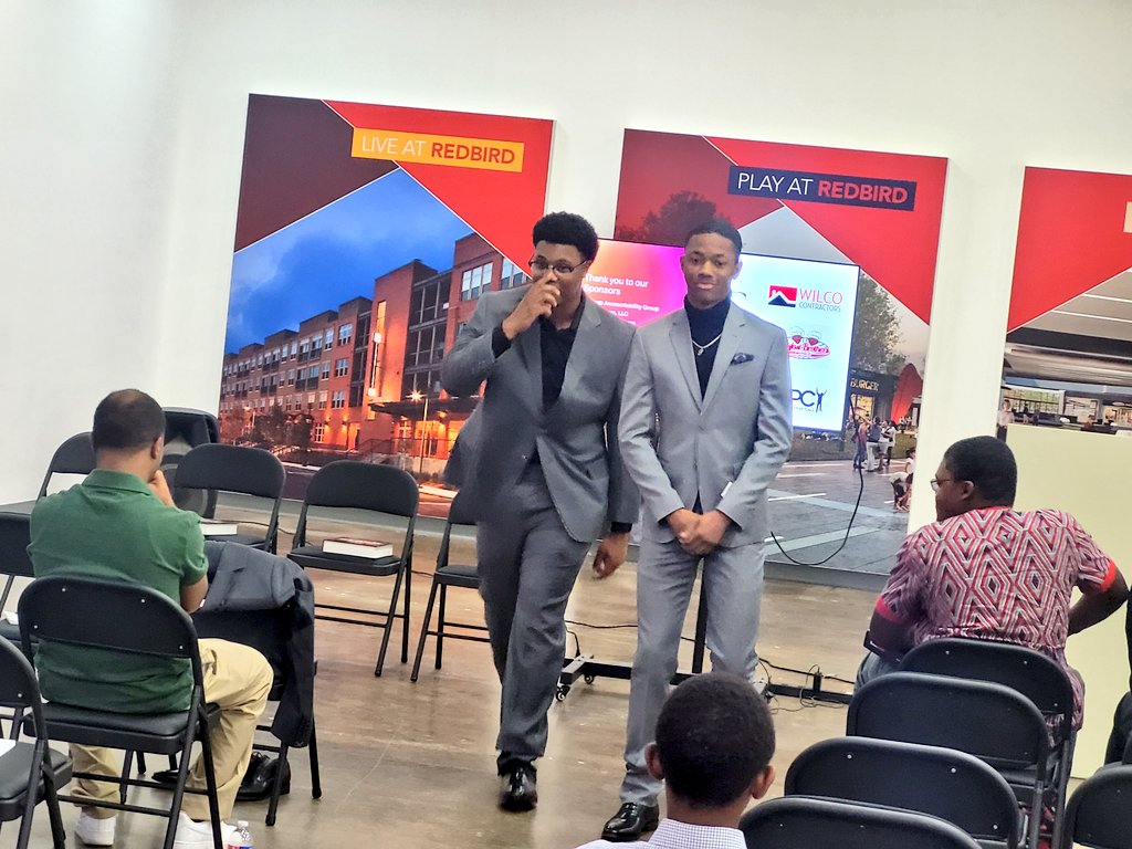 RedbirdDPD's tweet image. Proud to assist King's Accountability Non-profit Organization in giving away suits to youth in the community.