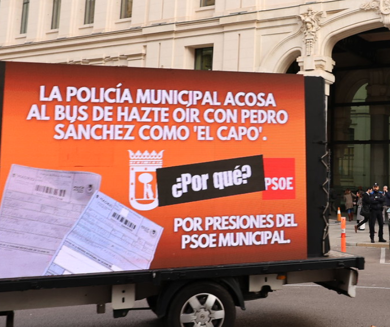 hazteoir's tweet photo. 🚨🚨 El CapoBusHO os necesita: 

Firma ahora y exige que Almeida deje de censurar el CapobusHO. 

Como sabéis, la policía municipal de Madrid persigue el bus de La Rosa Nostra. Firma YA para exigir a Almeida que deje de ceder a las exigencias de Sánchez.

https://t.co/iXya3aEKZ0