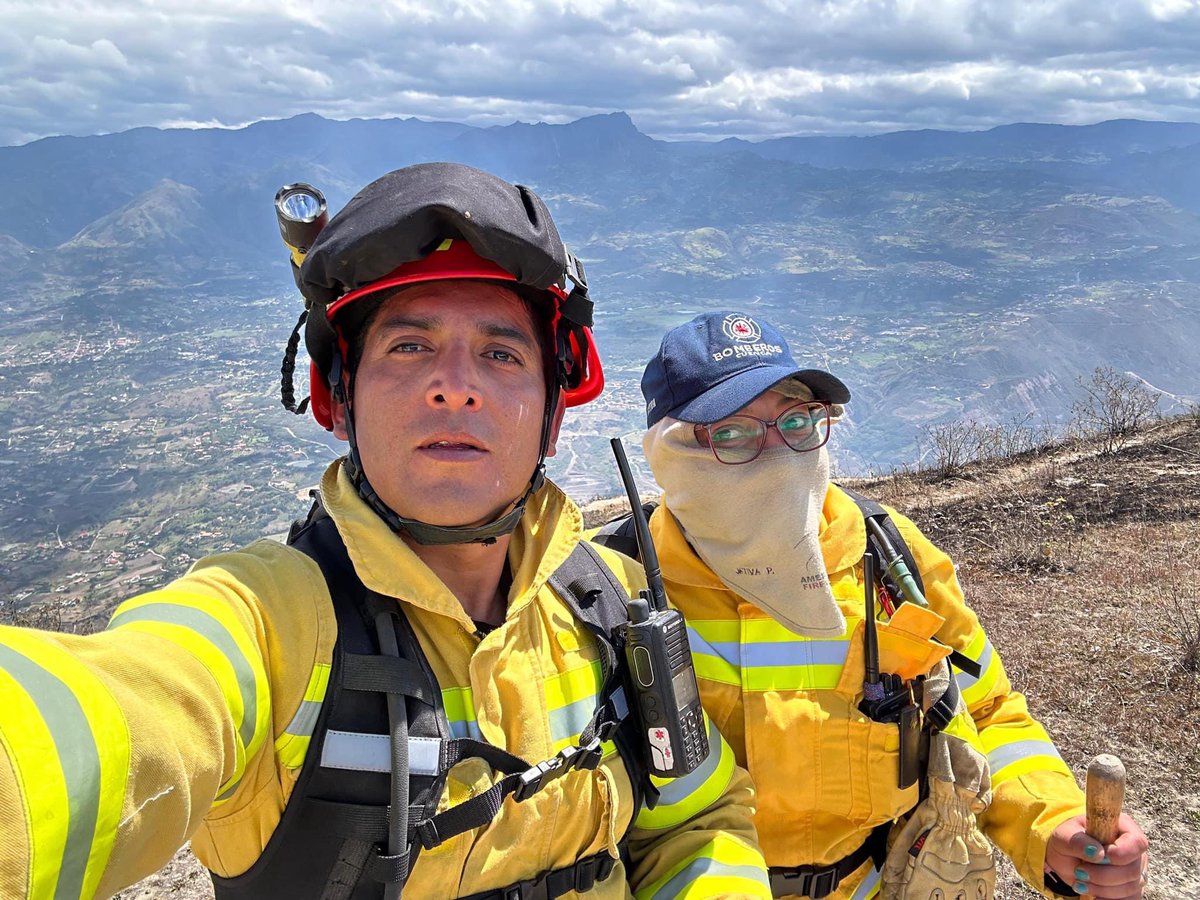 ¡Gracias héroes!🙌

El trabajo ha sido incansable por parte del Bomberos Cuenca en los incendios en #ElCajas. 🚒

Su entrega nos hace sentir #OrgullosamenteCuencanos ❤️💛