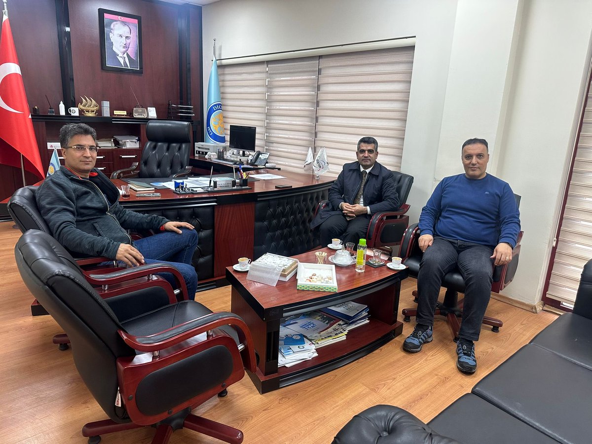 Kayahansubasi's tweet photo. Dicle Üniversitesinin iki kıymetli bilim insanı Sn Prof. Feyyaz Durap ve Prof. Murat Aydemiri ziyaret ettik. Tecrübelerinden istifade ederek, keyifli bir sohbet gerçekleştirdik. Nazik kabulleri için teşekkür ederim. https://t.co/k7NbzpBNc5
