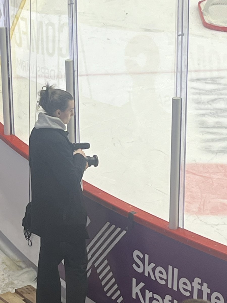 Julia som fixar bilder på hemsidan .