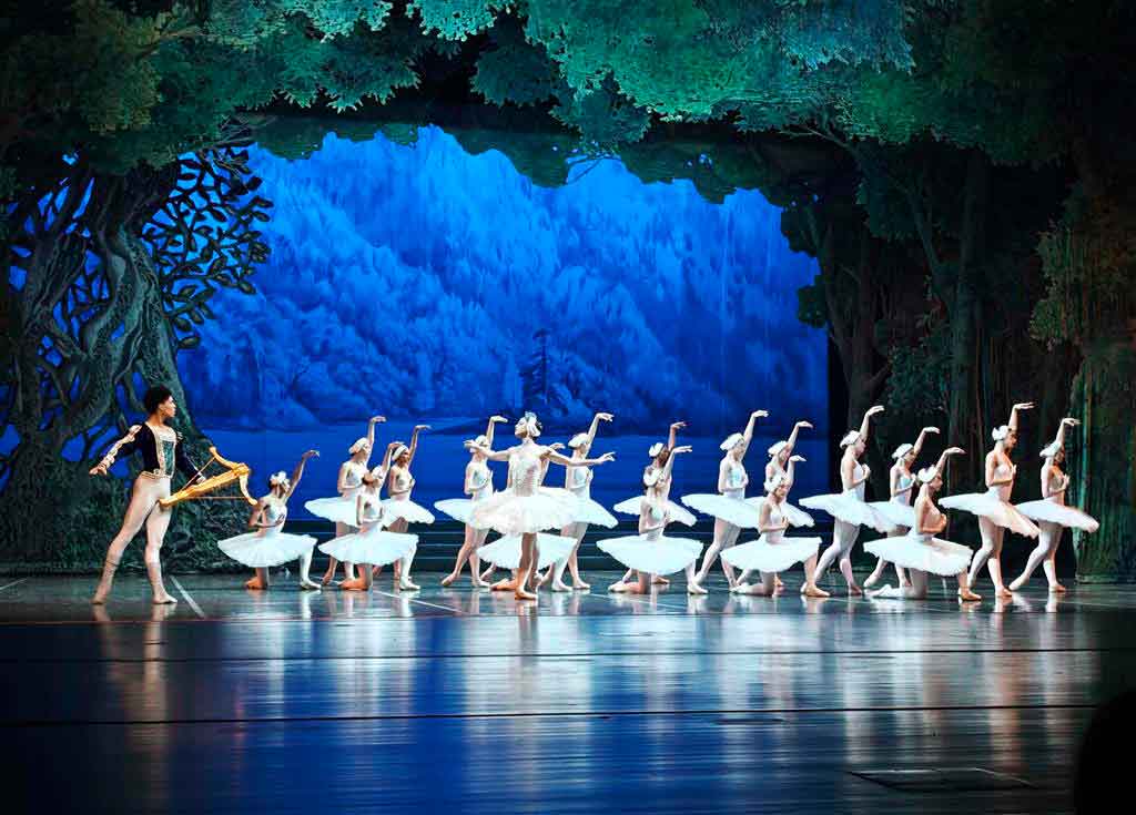 PrensaLatina_cu's tweet photo. El Ballet Nacional de #Cuba🇨🇺 concluyó hoy sus presentaciones en #China🇨🇳 con El lago de los cisnes, interpretado por la directora general de la compañía, Viengsay Valdés, en el doble rol Odette-Odile.
Más En Prensa Latina 
https://t.co/Ap9gTUHznq https://t.co/WNNtXnFDFl
