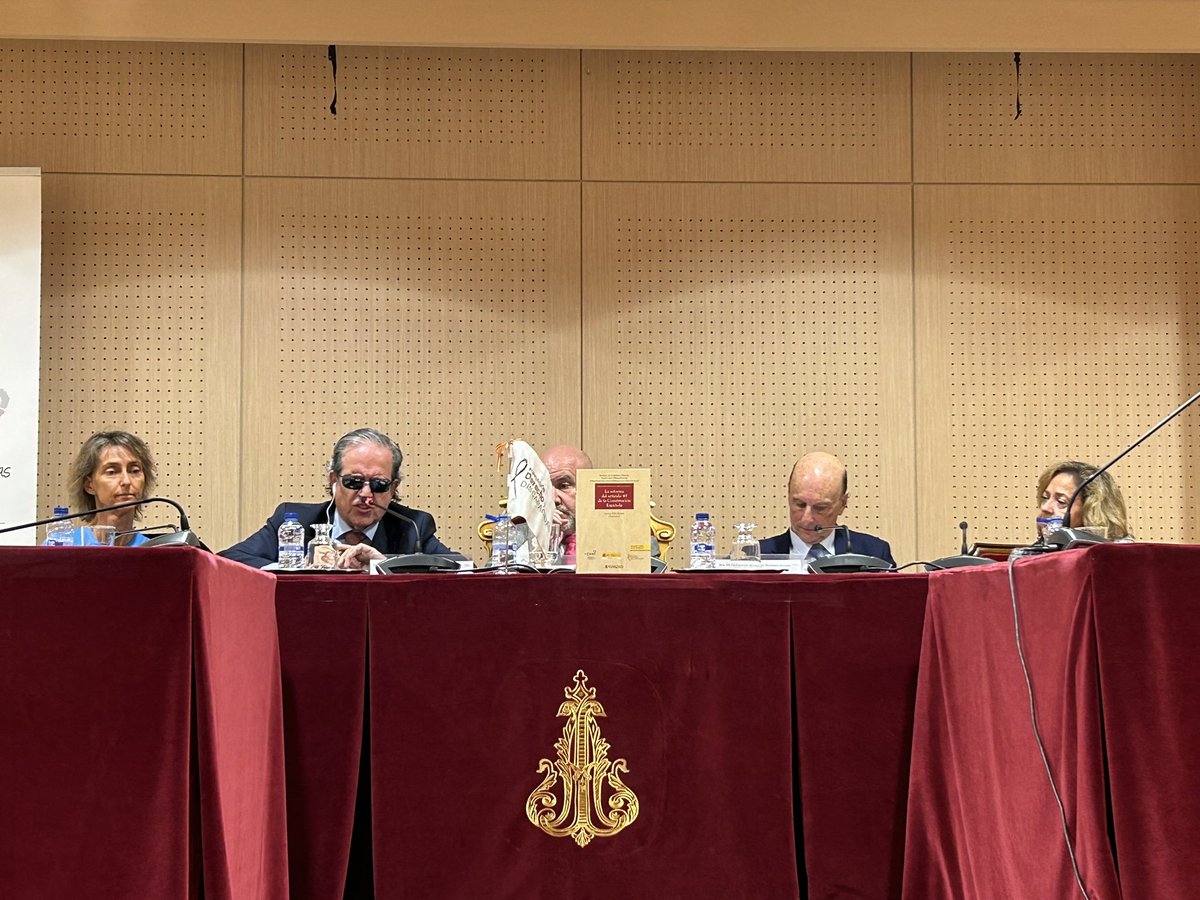 Presentación en la real academia de jurisprudencia y legislación del libro de Aranzadi sobre la reforma del artículo 49 de la Constitución dirigido por la
Magistrada laura díaZ. Excelente obra para entender el impacto de esta reforma transcendental en el camino de los derechos